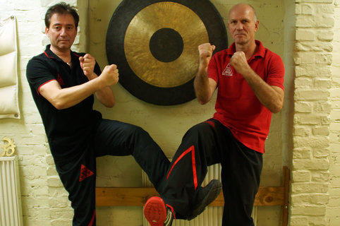 Sifu vor einem Gong in der KKA Wilmersdorf